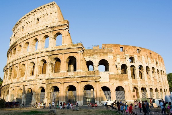 Colosseo, Roma 羅馬競技場：受18世紀古典傢俱/古玩風格以及珍稀手工藝影響，當時的風格靈感是來自於路易十六風格的裝飾元素也就是花環(Garland)風潮。 當時裝飾藝術(ART DECO)與新藝術交會羅馬競技場是古希臘劇場建築形式，為環型拱券結構，共有四層，貴族為第一層，依序而上平民則在最後一層. 此鉑金鑽石手鍊呼應此結構。寶格麗內涵的希臘羅馬DNA於此時期逐漸成型。 喬吉奧寶格麗先生因常往巴黎出差，開始對當時的鉑金加工產生濃厚的興趣，鉑金因質地堅硬不會氧化，相較於銀飾而言更能給予首飾亮白與堅固結構輕巧精緻外貌此時期的鑽石則常被切割成不同車工，輔以不同鑲嵌呈現裝飾藝術的幾何線條美感。 