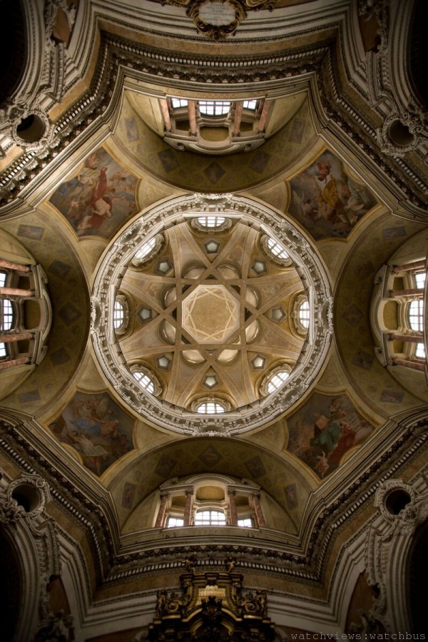 都靈聖羅倫佐教堂（chiesa di San Lorenzo）是義大利北部城市都靈的一座天主教教堂，屬於天主教都靈總教區，有巴洛克建築的正八角型拱頂結構，裡面有八個半弧形窗戶是引光入室的設計巧思，也呼應此珠寶作品的八角型切割。 1970年代以後則大量採用祖母綠紅寶石藍寶石等搭配，鮮明的色彩與蛋面切割成為寶格麗兩大特色。當時的祖母綠也是17世紀印度Moghul 帝國王子掀起的風潮至今也是印度歷久不衰的珠寶時尚。 