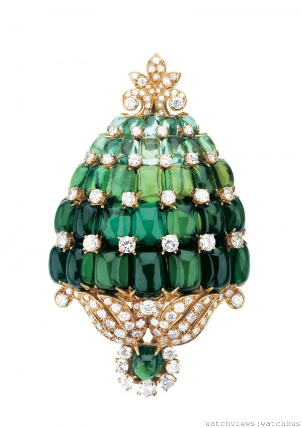 (1950-1960 年代 色彩革命)黃金耳環，鑲嵌綠色碧璽和鑽石，約西元1975年製