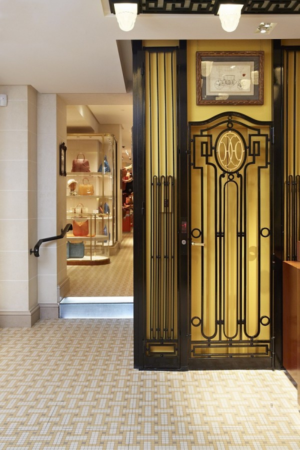 位於Arceau Lift的陀飛輪框架和發條盒橋板頂端的雙H圖案，將總店內極具代表性的室內設計飾紋，重新演繹。見證此20世紀初鍛鐵工藝的熱情，店內一連串的裝飾細節上，包括扶手、欄杆、入口，還有於1923年安裝，錶款命名由來的升降機門上均可見到其蹤影。