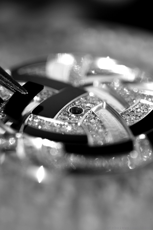 錶盤將鑽石結合黑瑪瑙、白色珍珠母貝、青金石或蛋白，以細工鑲嵌工鑲重現其中一款手毬圖案。