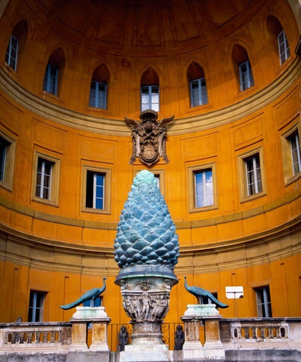 Fontana della PignaVatican 梵蒂岡松果噴泉：此青銅松果像之前是在古羅馬噴泉，西元15世紀以後移到聖彼得教堂，並置放在後來興建的梵蒂岡博物館。松果庭院在1506年設計，梵蒂岡博物館內有三個開放的庭院，松果庭院、圖書館中庭、美景中庭。梵蒂岡松果庭院有一個四米高的青銅松果像，基督教聖誕樹多為松樹常青樹，是生命樹的象徵，其果實就是松果，象徵永生，同時也象徵松果體是靈魂的寶座。造型仿萬神殿拱頂結構，此青銅松果也曾經啟發但丁創作出神曲的靈感。