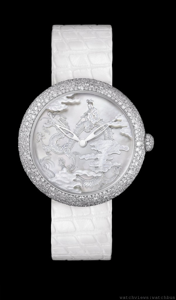 Mademoiselle Privé Coromandel錶面珍珠母貝雕刻腕錶，瑞士製造的獨特作品，18K白金指針，18K白金錶冠，以雪花鑲嵌法鑲嵌47顆鑽石(約0.14克拉)，18K白金手工雕刻錶背，白色密西西比鱷魚皮錶帶，18K白金折疊式錶扣，鑲嵌80顆明亮式切割鑽石(0.49克拉)，搭自動上鍊機械機芯，42小時動力儲存，時、分顯示，防水30米，直徑37.5毫米。