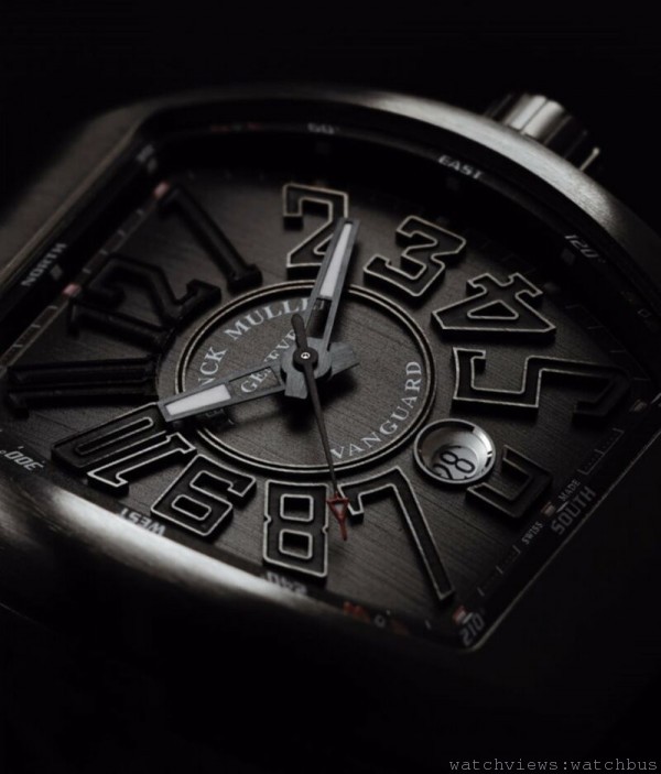 Vanguard 系列腕錶手工精心雕琢的立體數字時標