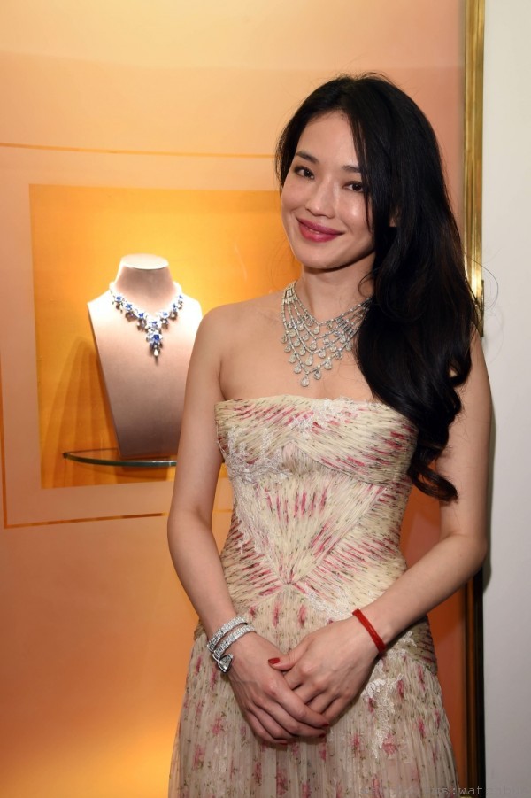 亞洲知名女星 舒淇 配戴寶格麗頂級珠寶項鍊與SERPENTI鑽石鐲錶。