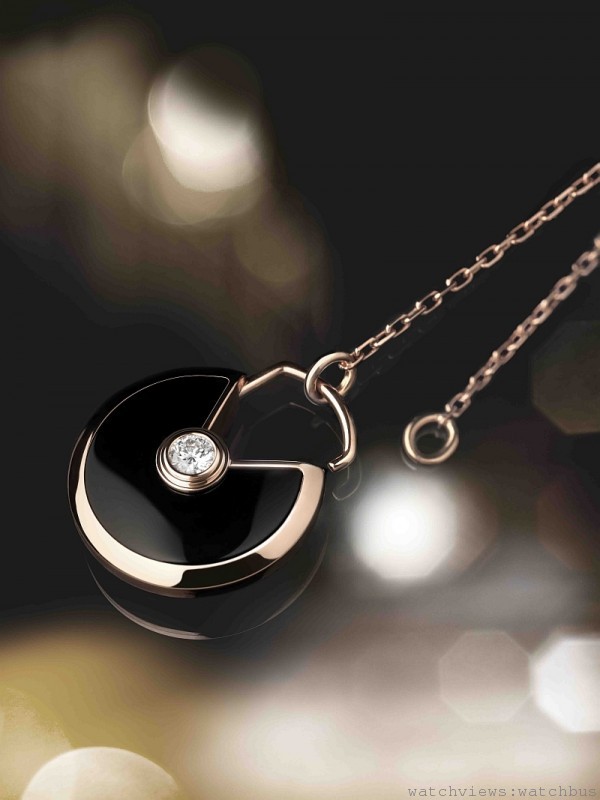 Amulette de Cartier墜鏈，小型款，18K玫瑰金，縞瑪瑙，鑲嵌一顆鑽石。