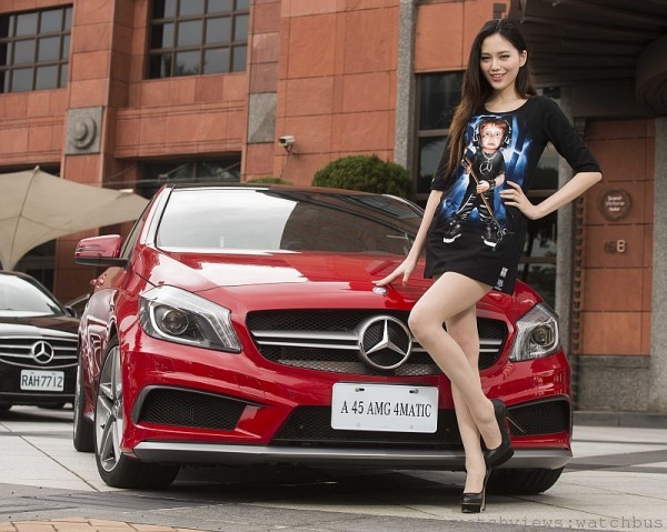 模特兒展示Mercedes-Benz X STAYREAL賓士搖滾小童限量潮T