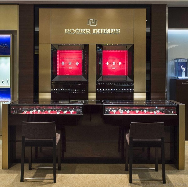中美鐘錶忠孝分公司的全新Roger Dubuis店中店，無論裝潢與陳列皆以全球最新專賣店形象為藍本。