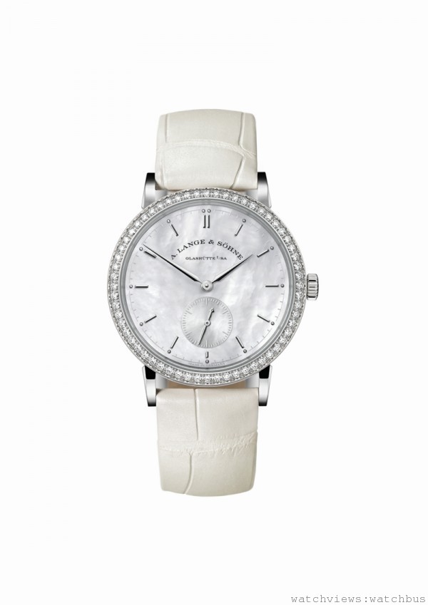Saxonia 白色皮帶款式，18K 白金錶殼，錶圈60 顆圓鑽、總重約0.95 克拉，錶徑35.0 毫米，白色珍珠母貝面盤，時、分、小秒針指示，L941.2 手上鍊機芯，白色手工縫製鱷魚皮錶帶，18K 白金針扣。