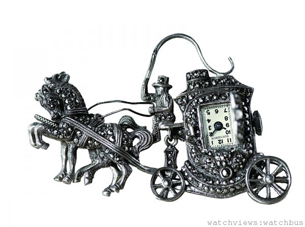 1930年：寶齊萊推出銀製胸針錶，以馬車為造型並鑲嵌白鐵礦石，打開車門即可展現時計，而數字12設於底部，倍加方便閱讀時間。