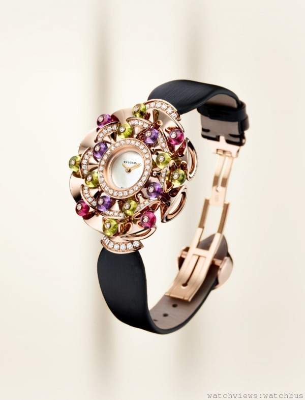 DIVA 玫瑰金彩寶鑲鑽手錶，玫瑰金錶殼39MM，鑲飾4顆紅碧璽、4顆紫水晶、8顆綠色橄欖石與126顆鑽石(總重約1.51克拉)，參考售價 ：約新台幣1,399,000元。