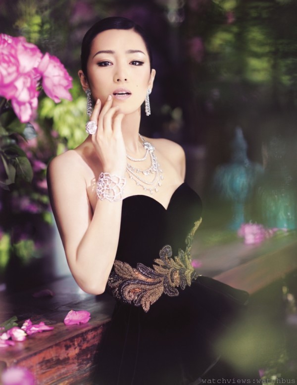 全新Piaget Rose形象照中，鞏俐化身玫瑰庭園中的花后，展現高雅尊貴的優雅姿態。