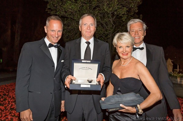 朗格總裁Wilhelm Schmid（左）頒授LANGE 1 TIME ZONE “Como Edition”予優勝者Albert Spiess及其妻子；相中右側：BMW Group Classic主席Ulrich Knieps。
