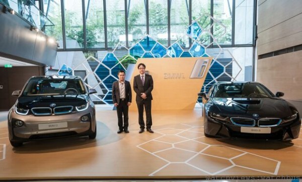 BMW總代理汎德股份有限公司 營業部副總吳漢明先生(右)與知名綠建築師 郭英釗先生(左)