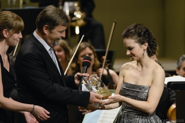 德裔美籍小提琴演奏家Hilary Hahn接受德累斯登音樂獎頒獎