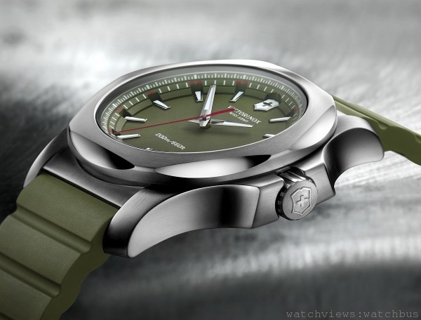 Inox石英大三針腕錶，不鏽鋼錶殼，錶徑43毫米，時、分、秒、日期，Ronda 715石英機芯，防水200米，橡膠錶帶。