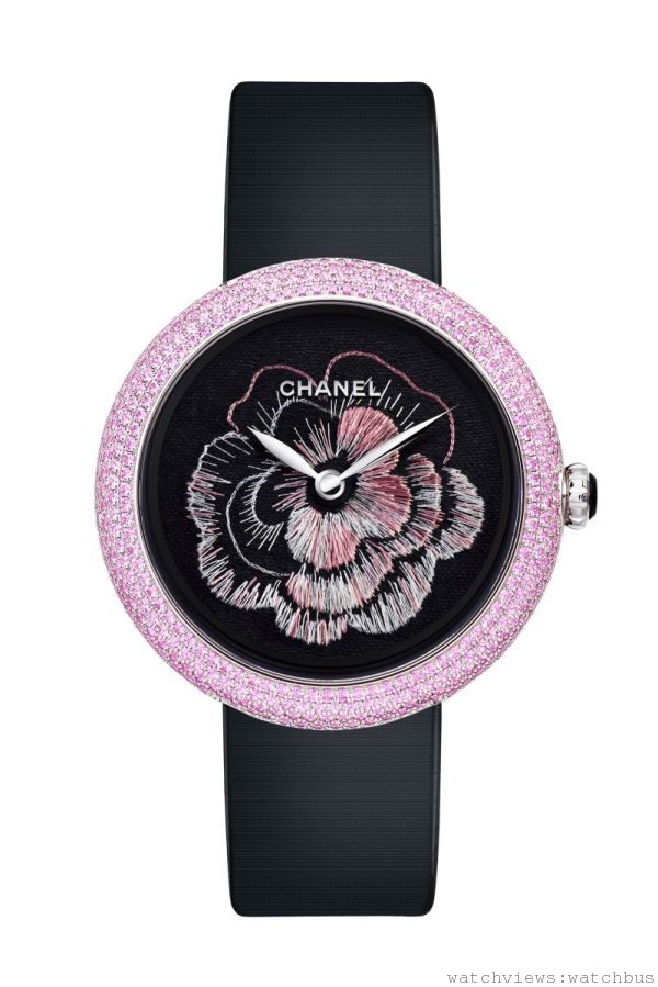 2013年日內瓦鐘錶大賞的Mademoiselle PrivéCamélia brodé腕錶，錶面為Lesage工坊的山茶花刺繡，並以552顆粉紅藍寶石鑲嵌錶圈。