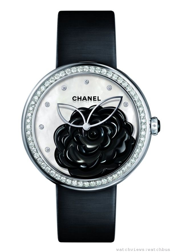 香奈兒特別為台灣推出專屬版的ademoiselle Privé腕錶，白色珍珠母貝錶盤上鑲嵌黑色珍珠母貝的山茶花，限量22只。