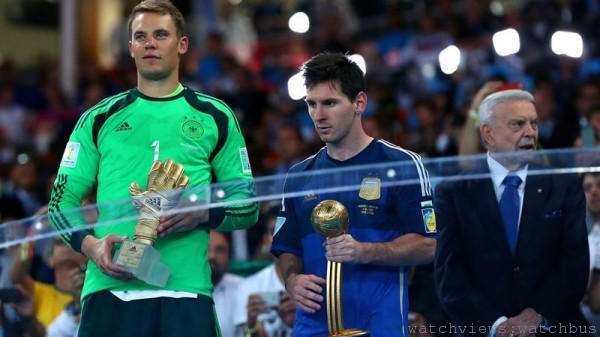 阿根廷以一球飲恨後，讓梅西（右）領取金球獎時臉色凝重，不見笑容。左為本屆金手套得主：德國門將Manuel Neuer。