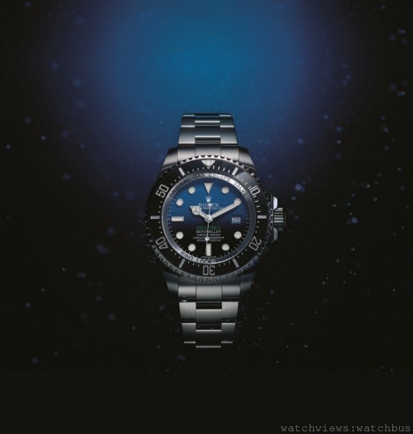 Rolex Deepsea with D-Blue Dial腕錶，不鏽鋼錶殼，錶徑44毫米，時、分、秒、日期顯示，單向可旋轉式計時錶圈，黑色CERACHROM字圈刻有數字，採用鍍膜技術填上鉑金，3135自動上鍊機芯，COSC瑞士天文台錶認證，動力儲存48小時，防水3900米，不鏽鋼蠔式錶帶，蠔式保險扣與GLIDELOCK 延展系統 ( 每2 mm一節可延長至20mm)。 