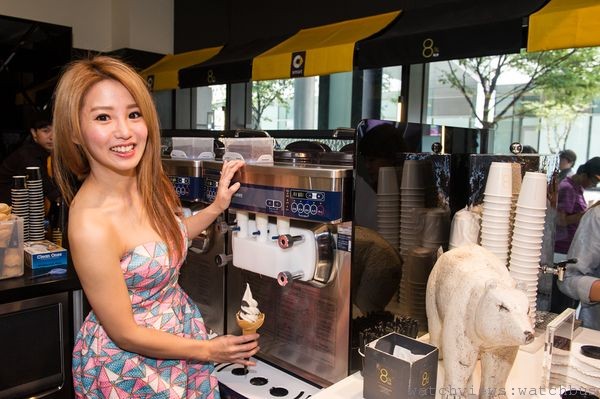「8%ice x smart聯名快閃冰淇淋店」開幕當天，找來宅男女神瑤瑤擔任一日店長。