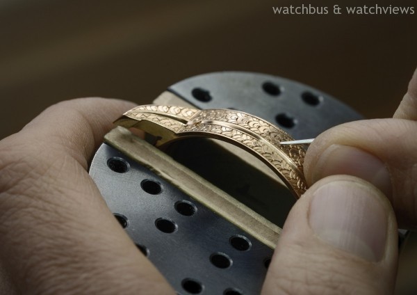 Traditionelle 2253機芯「L’empreinte du dragon龍之印記」的工錶殼、錶圈及錶耳均由一位經驗最為豐富的當代工藝大師純手工雕刻而成。