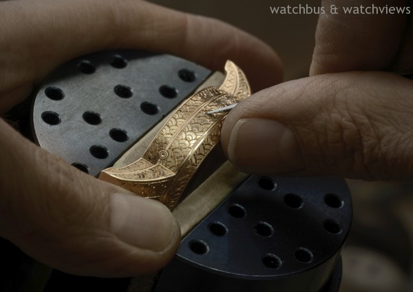 腕錶上的龍鱗紋路是亞洲國家皇權和權威的象徵，龍鱗紋路非凡的幾何構造實則對每個工藝步驟都構成了諸多挑戰。