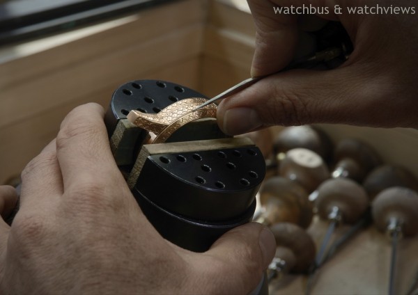 沒有一枚腕錶是試驗品，工藝師沒有任何圖形或鐳射摹描作為參考，在裝配好的錶殼上以純手工完成深度只有0.4毫米的雕刻工作。