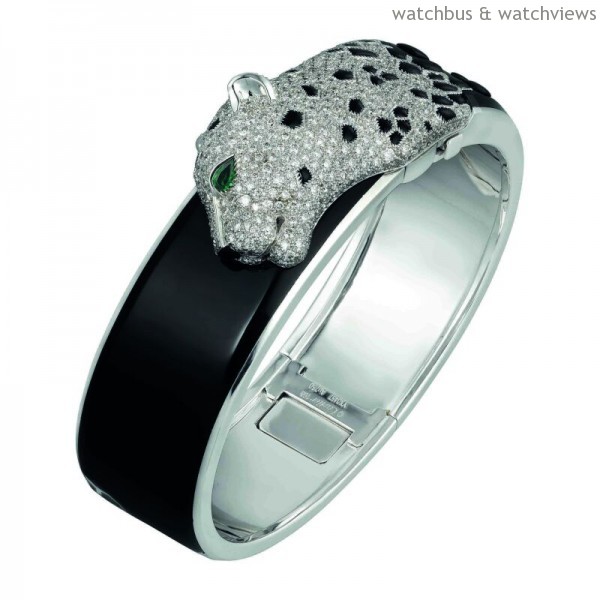卡地亞Panthère de Cartier美洲豹頂級珠寶系列手環，18K白金，縞瑪瑙，祖母綠，鑽石，參考價格約NT$ 5,750,000。