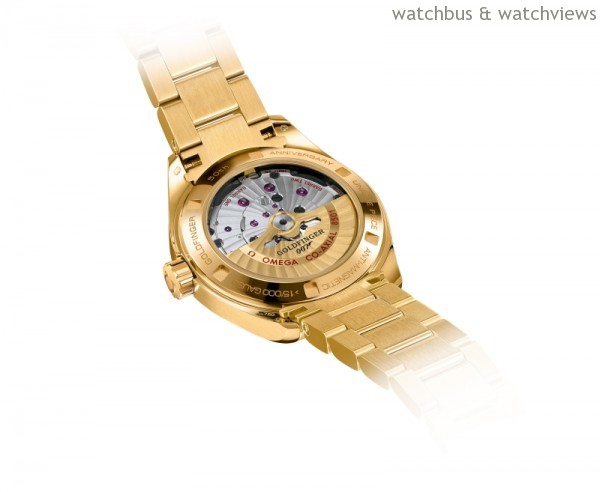這款獨特的 Seamaster Aqua Terra 腕錶搭載的歐米茄Master Co-Axial 機芯8501，可從透明的水晶錶背透出，並採用了 18K 黃金自動盤與夾板，有別於一般和此款機芯一起使用的18K 紅金材質。