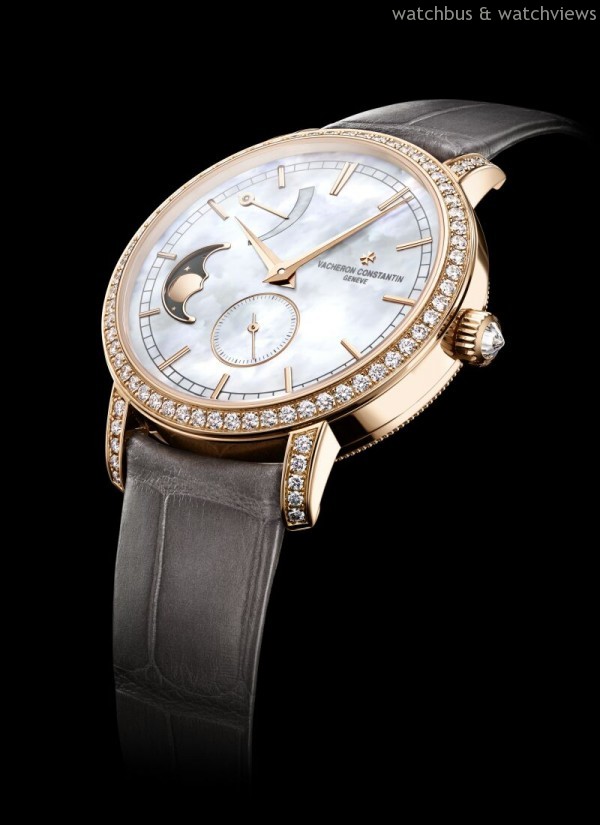 Traditionnelle月相盈虧動力儲存小型號腕錶配備白色珍珠貝母錶盤，熠熠生輝；錶圈、錶耳和錶冠鑲嵌了總重約1.2克拉的81顆美鑽，散發出璀璨光芒。