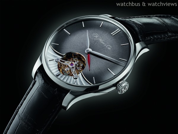 Venturer Tourbillion Dual Time冒險者兩地時間陀飛輪腕錶，18K白金錶殼，直徑41.5毫米，Ardoise飾面，帶有旭日紋圖案，時、分、陀飛輪、第二地時間顯示，自製HMC 802自動上鍊機芯，拱形藍寶石水晶玻璃錶鏡和透明藍寶石水晶玻璃錶後蓋，飾有“M”的螺旋式錶冠，手縫黑色鱷魚皮錶帶附18K白金折疊錶扣。