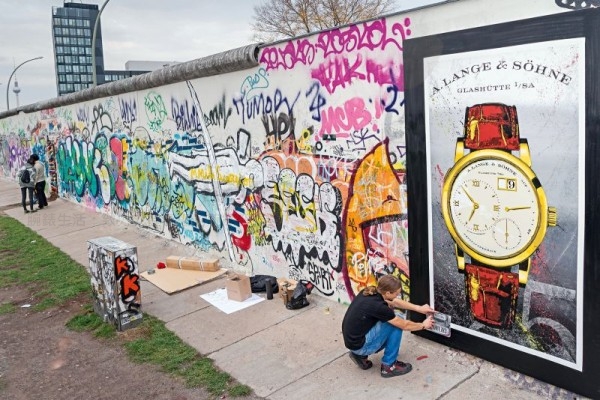 街頭藝術家Jakub Hortig以噴漆繪畫出一幅大型LANGE 1作品，自朗格重返薩克森製錶界後，這枚腕錶一直是品牌的標誌之作。與過往不同的是，在朗格大日曆上顯示的數字，由常見「25」改為「9」，象徵著1989年11月9日。時間設定為下午6時53分，即德國統一社會黨（SED）政治局委員君特．沙博夫斯基（Günter Schabowski）在新聞發布會上宣布即時取消東德公民外遊限制的一刻。這個消息令大批市民湧往邊境口岸，並在當晚把圍牆推倒。