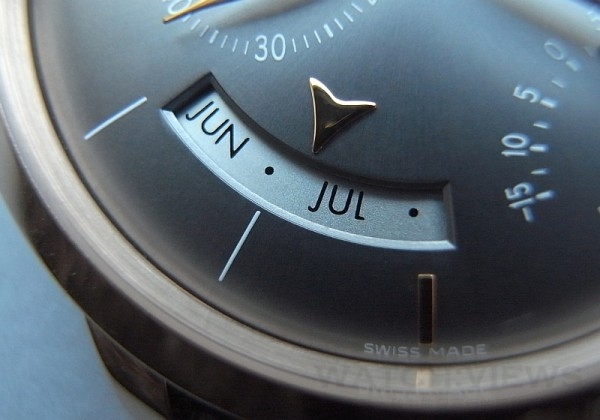 芝柏1966時間等式年曆腕錶以位居六至八時的弧形窗孔來顯示月份，是非常少有的設計。