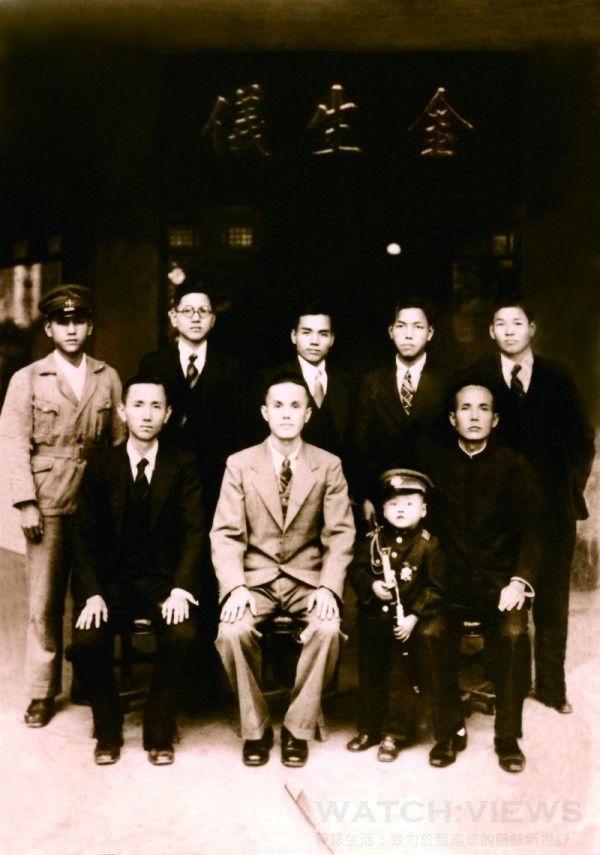 ：金生儀由陳家第二代陳英淦( 前排左二)、陳榮垣( 後排左二) 創立， 此照片拍攝於1920~30 年之間金生儀初創時期。