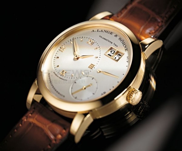 於 1994 年正式發售的Lange 1是 A. Lange & Sohne 宣示再出發的代表作，可說是匯集了 A. Lange & Söhne 造錶工藝之精粹，以及獨屬於 Glashütte 德國腕錶傳承與創見之美於一身的一款手錶。其錶盤由非中心式的時分區、小秒針區和獨特的大日期窗和動力指示區組成，整個畫面構成展現出一種非對稱美感，卻可極簡質樸，透露德式 Baurhaus 的美感。