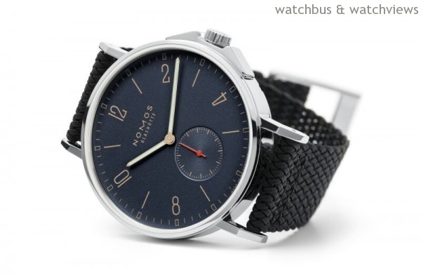 Ahoi Atlantik Datum腕錶，不鏽鋼錶殼，錶徑40毫米，大西洋藍鍍鋅面盤，時、分、小秒針、日期，品牌自製 Zeta自動上鍊機芯，防水200米，黑色織物錶帶。
