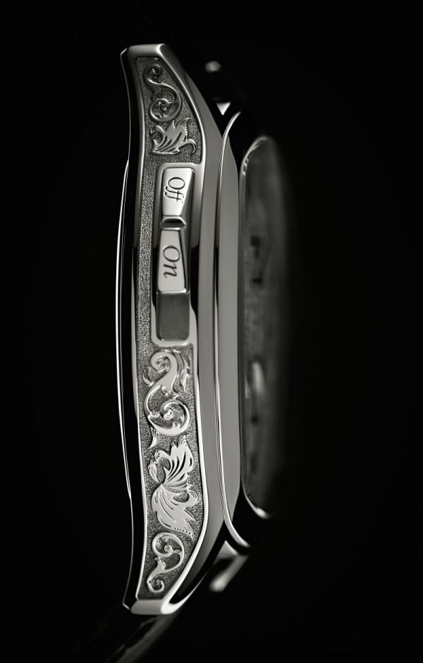 Ref.5275跳時自鳴腕錶的酒桶形鉑金錶殼側邊同樣飾有精美的花卉雕刻圖案，啟用/關閉自鳴報時功能的滑塊位於10時位置。