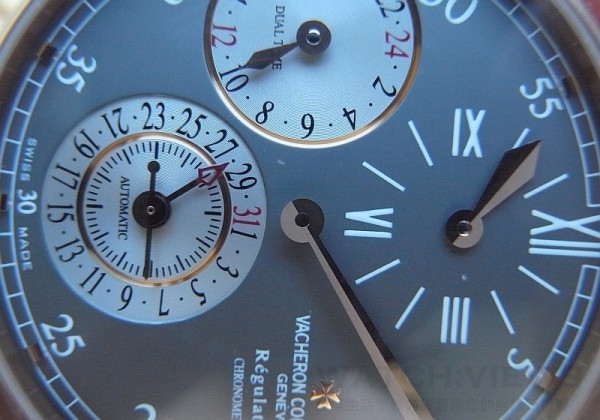 江詩丹頓馬爾他Regulator腕錶，圖中右邊顯示小時，中心顯示分鐘與左邊顯示秒鐘與日期，連成一線，因而得名。