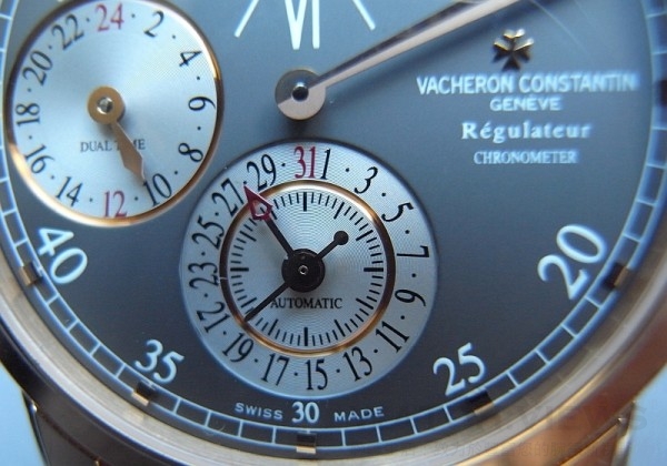 江詩丹頓馬爾他Regulator腕錶六時位置同時顯示秒鐘與日期，而九時位置則是指針式兩地時間顯示盤。