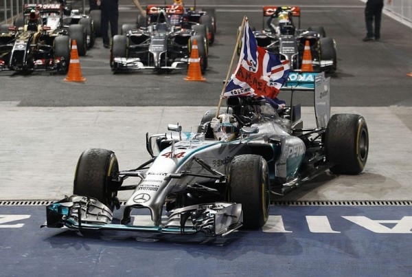 Hamilton勇奪2014 F1世界冠軍，舉英國國旗榮耀繞場。