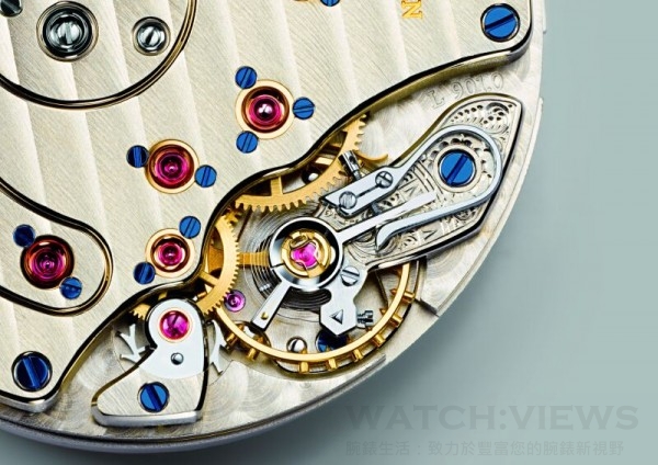 新一代朗格腕錶的設計與優良質感，反映了它們所繼承的偉大鐘錶資產。靈感來自鐘錶歷史上著名的朗格懷錶，包括以未經處理的德國銀精製而成的格拉蘇蒂3/4夾板、手工雕花擺輪橋板、藍鋼螺絲與K金套筒，並運用抗磨損的紅寶石軸承以固定維持齒輪運轉傳動的穩定。