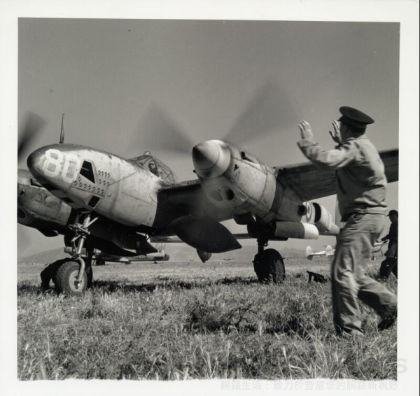 Antoine de Saint-Exupéry(坐於飛機駕駛艙上)1944年攝於Sardinia