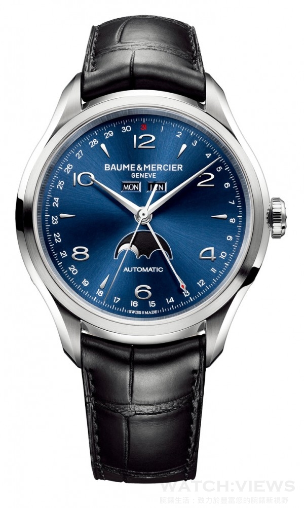 Baume & Mercier 克里頓全曆腕錶，'不鏽鋼錶殼，錶徑43毫米，藍色(型 號10057)面盤，時、分、秒、日期、星期、月份、月相顯示，Dubois Dépraz 9000自動上鍊機芯，鱷魚皮錶帶，洽詢電話：（02）2719-0605。