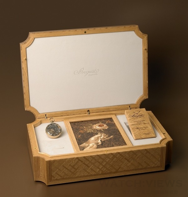 為收藏瑪麗皇后大複雜功能懷錶這件足以匹配皇后的傑作，寶璣從那棵皇家橡樹取出超過3,500個木料，製成一個珍貴無比的錶盒。錶盒內面奢華地利用其木料組成瑪麗皇后用手執玫瑰花的圖案–靈感來自著名的瑪麗皇后肖像畫，錶盒則忠實呈現小堤亞儂宮（Petit Trianon）的地板鑲木裝飾。