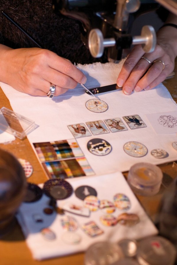 Philippe Stern 家族接管了百達翡麗，依舊緊守Patek和Philippe 先生留傳下來的營業方針，也就是統合「日內瓦七種傳統製錶工藝」（The Seven Crafts of Geneva）在原廠內完成的製錶過程，圖為琺瑯師製作Cloisonne掐絲琺瑯的情形。