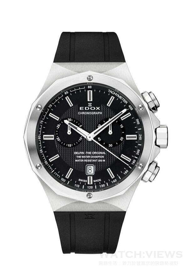 Delfin 計時碼錶，型號:10105，不鏽鋼錶殼，錶徑43毫米，時、分、秒、日期顯示、計時碼錶，EDOX 10石英機芯(以 Ronda 5040.B為基礎 )石英錶，防水200米，防水度良好的特殊堅固後底蓋, 銀色鋁外圈 〝水上冠軍〞雕刻，天然黑色橡膠錶帶，定價 NTD 29,600。