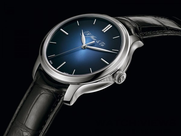H. Moser & Cie.致贈的勇創者大三針 (Endeavour Centre Seconds) 腕錶特別款，鈀金材質，午夜藍fumé錶盤。
