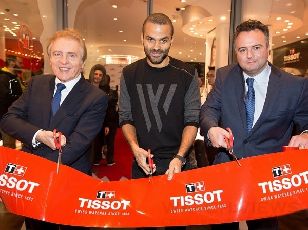 天梭表全球形象大使Tony Parker(中)蒞臨全美第二間名品店開幕剪綵，圖左為天梭表總裁François Thiébaud添寶先生。