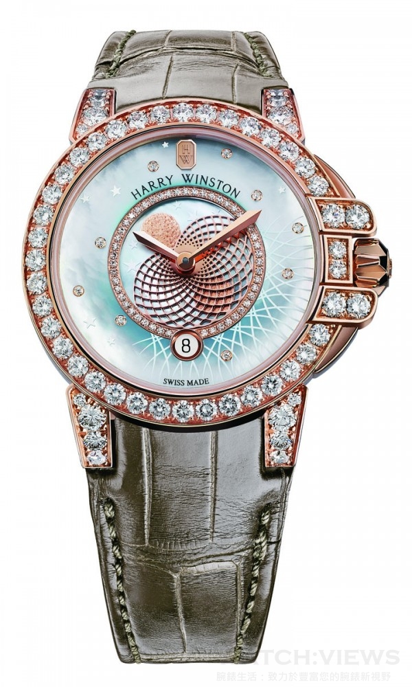 Ocean Moonphase 36毫米月相腕錶，18K玫瑰金錶殼，錶徑36毫米，錶殼鑲嵌57顆、3.03克拉鑽石，藍色珍珠母貝錶盤鑲嵌58顆鑽石，時、分、月相、日期，石英機芯，防水50米，亮灰褐色鱷魚皮錶帶。洽詢電話：(02)2521-7808。